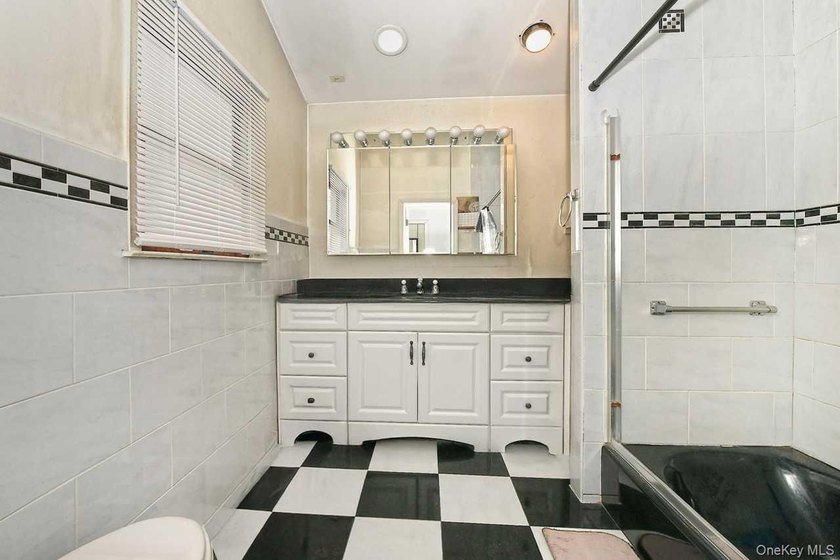 Welcome to 32 Coolidge located in desirable Bellmore. This 4/5 - photo 17