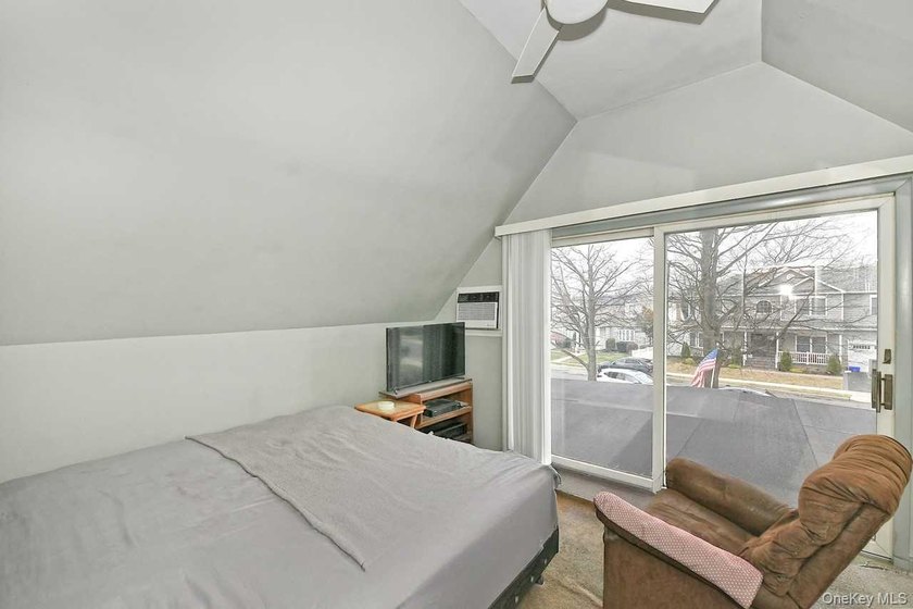 Welcome to 32 Coolidge located in desirable Bellmore. This 4/5 - photo 18