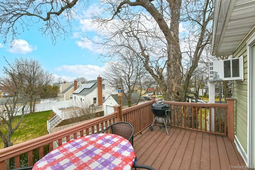 Welcome to 32 Coolidge located in desirable Bellmore. This 4/5 - photo 22
