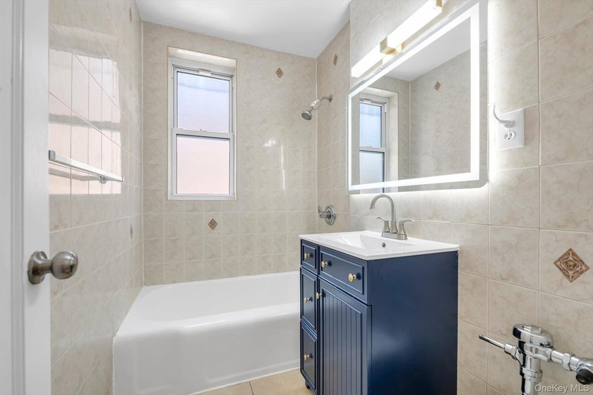 This beautifully updated 1 bedroom co-op offers the perfect - photo 9
