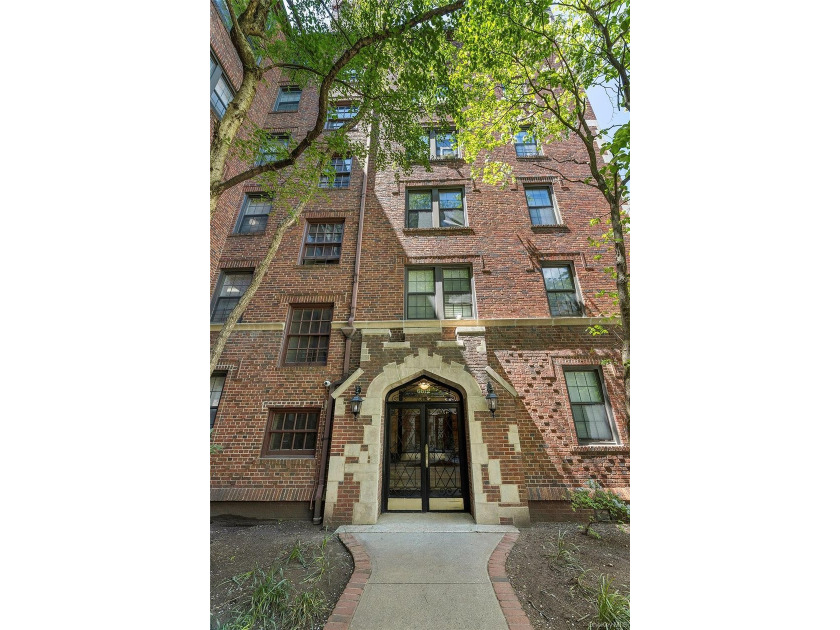 Welcome to Chatwick Gardens in Forest Hills, a distinguished - photo 11