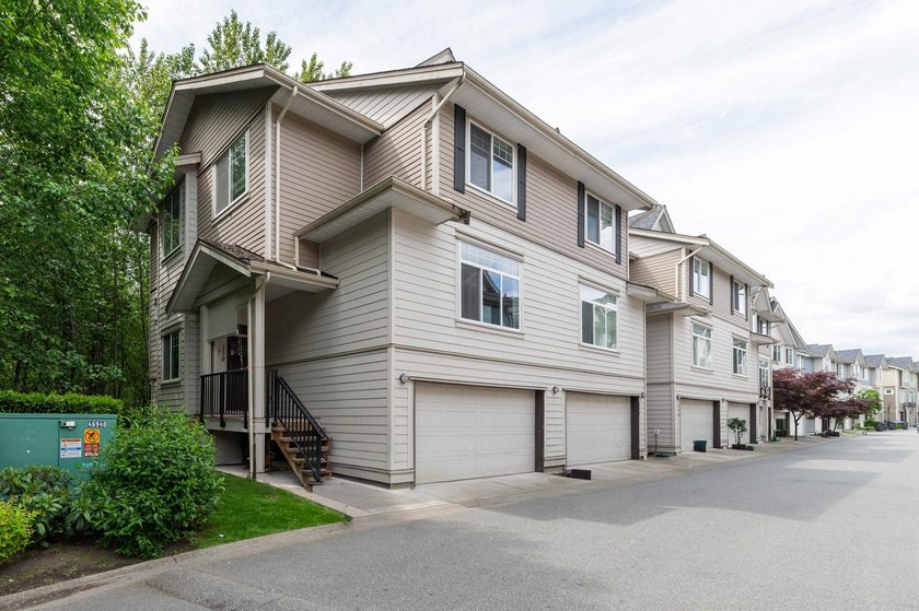 GUILDFORD GREEN complex! Fabulous CORNER unit offering nearly - photo 2
