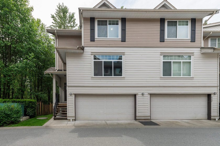 GUILDFORD GREEN complex! Fabulous CORNER unit offering nearly - photo 3
