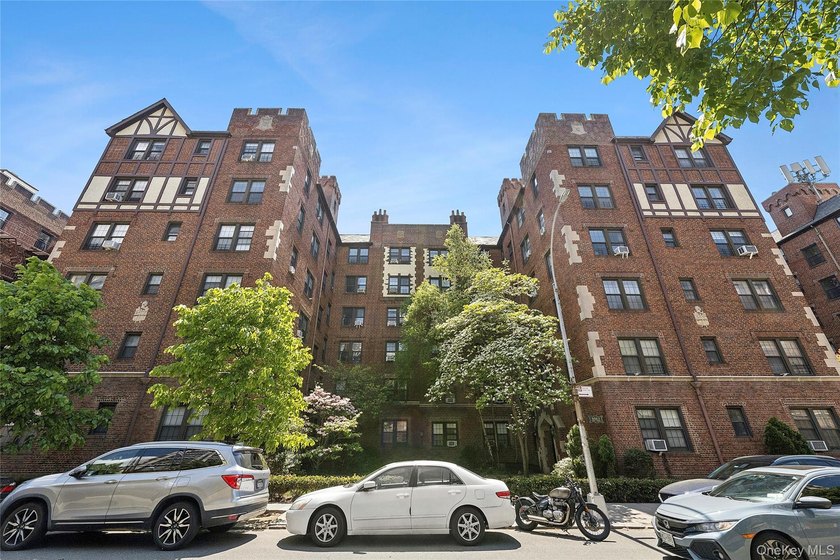 Welcome to Chatwick Gardens in Forest Hills, a distinguished - photo 14