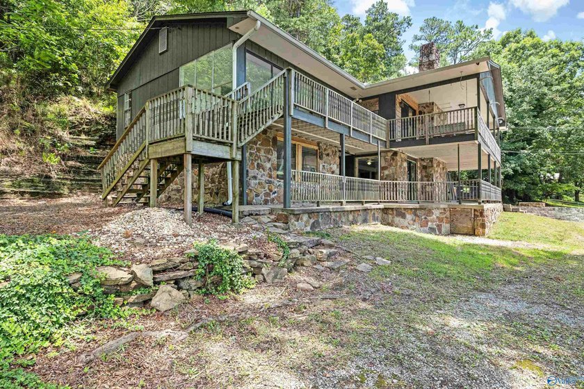 Escape to your own private retreat on Sugarland Lake, with - photo 4