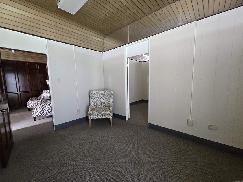 This mid-century modern building offers a distinctive space - photo 5