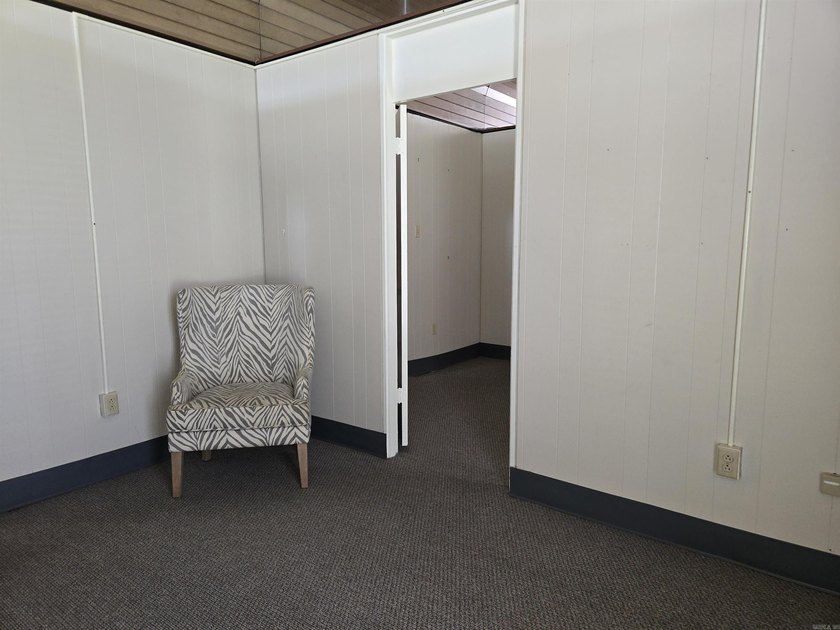 This mid-century modern building offers a distinctive space - photo 6