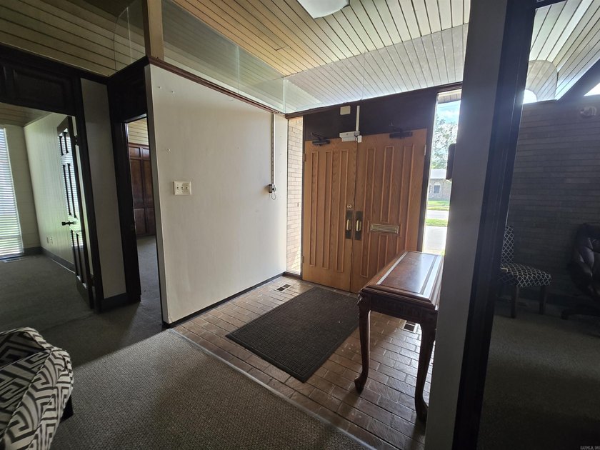 This mid-century modern building offers a distinctive space - photo 8