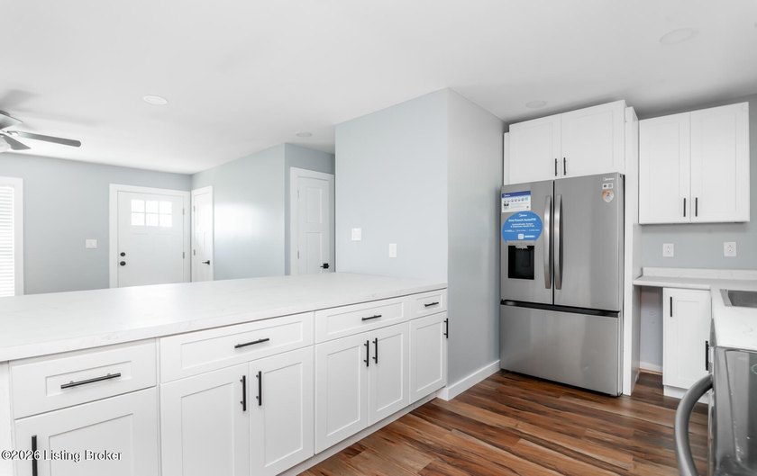 Welcome home to this beautifully remodeled 3-bedroom, 1-bath - photo 8