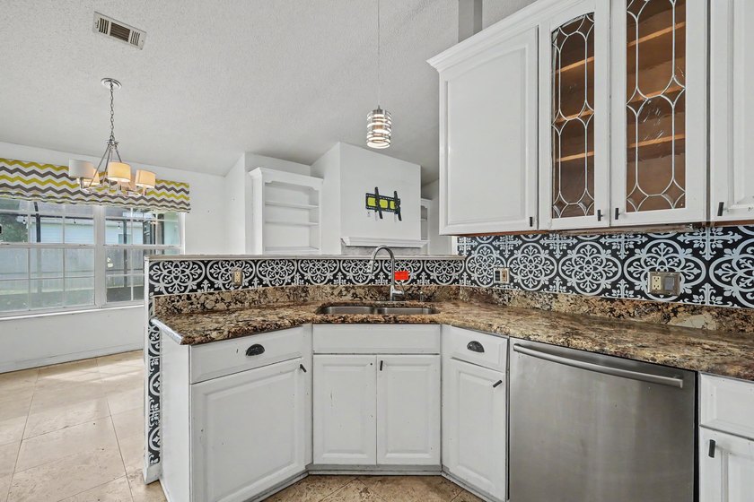 REO. Spacious 4-bedroom, 2-bath home with a screened inground - photo 16