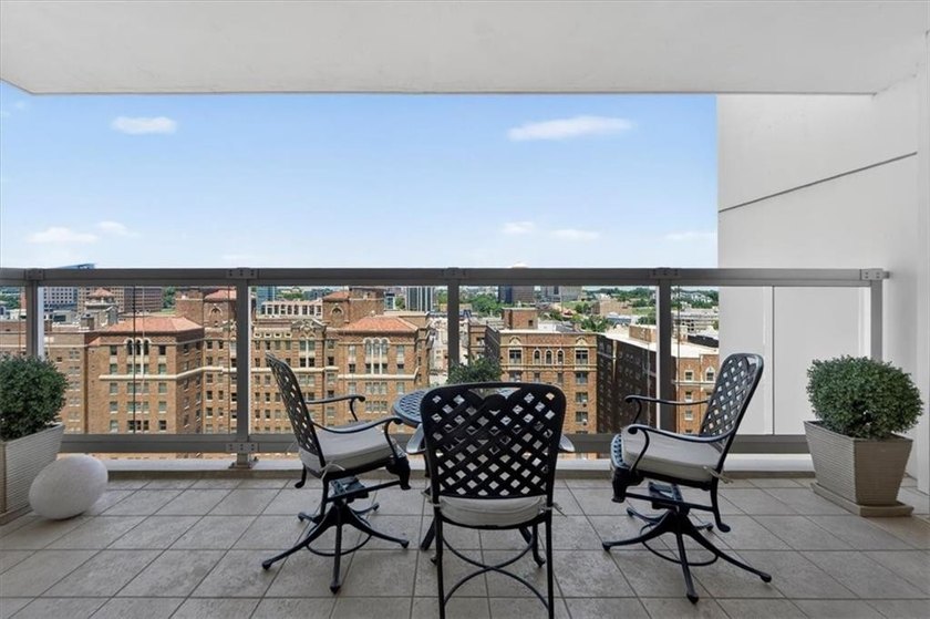 Wow, the view is spectacular! This North facing 2 bed, 2 bath - photo 9