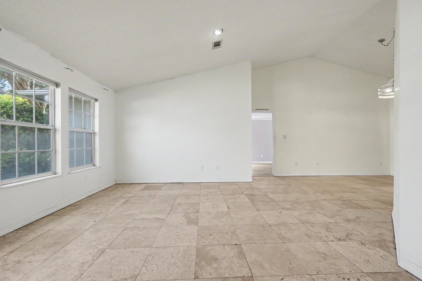 REO. Spacious 4-bedroom, 2-bath home with a screened inground - photo 21