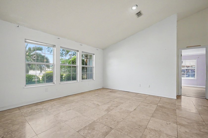 REO. Spacious 4-bedroom, 2-bath home with a screened inground - photo 22