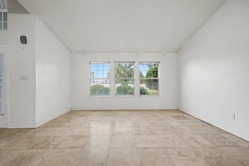REO. Spacious 4-bedroom, 2-bath home with a screened inground - photo 23