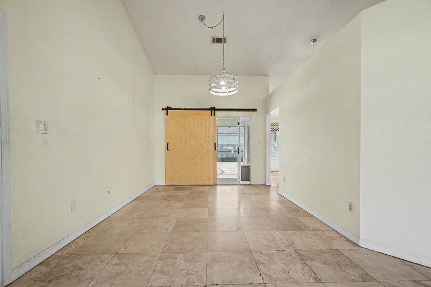 REO. Spacious 4-bedroom, 2-bath home with a screened inground - photo 25