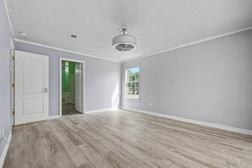REO. Spacious 4-bedroom, 2-bath home with a screened inground - photo 29