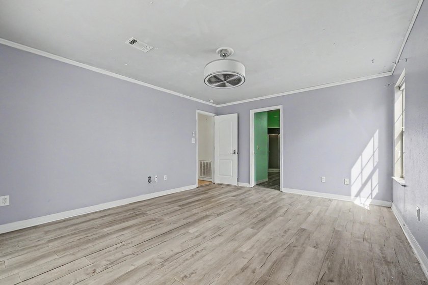 REO. Spacious 4-bedroom, 2-bath home with a screened inground - photo 30