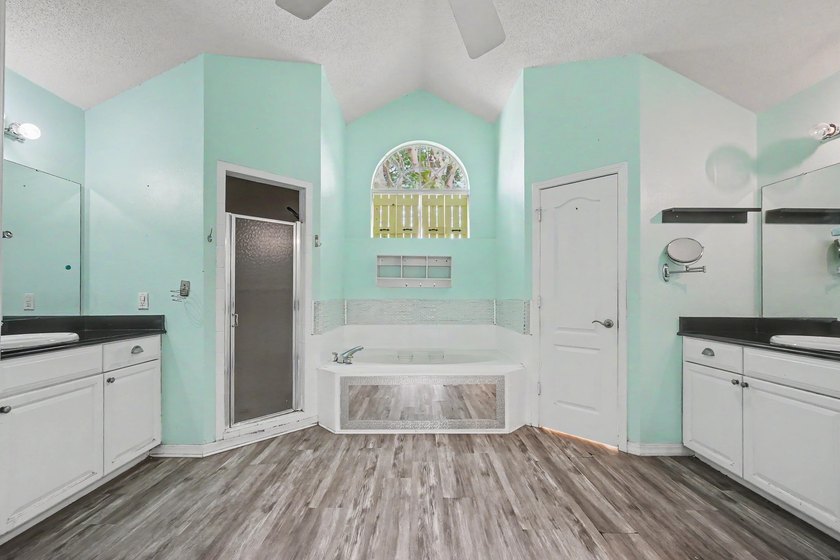 REO. Spacious 4-bedroom, 2-bath home with a screened inground - photo 32