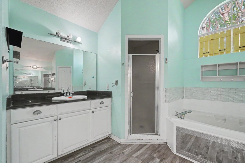 REO. Spacious 4-bedroom, 2-bath home with a screened inground - photo 33