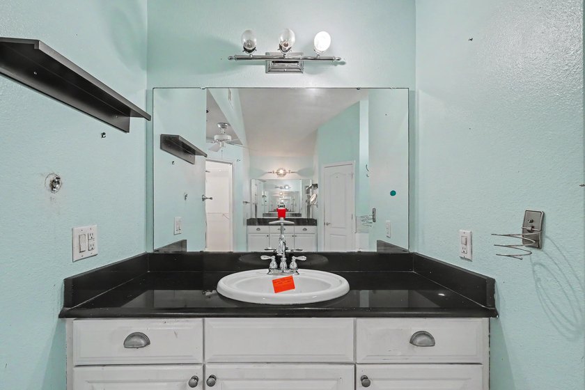 REO. Spacious 4-bedroom, 2-bath home with a screened inground - photo 34