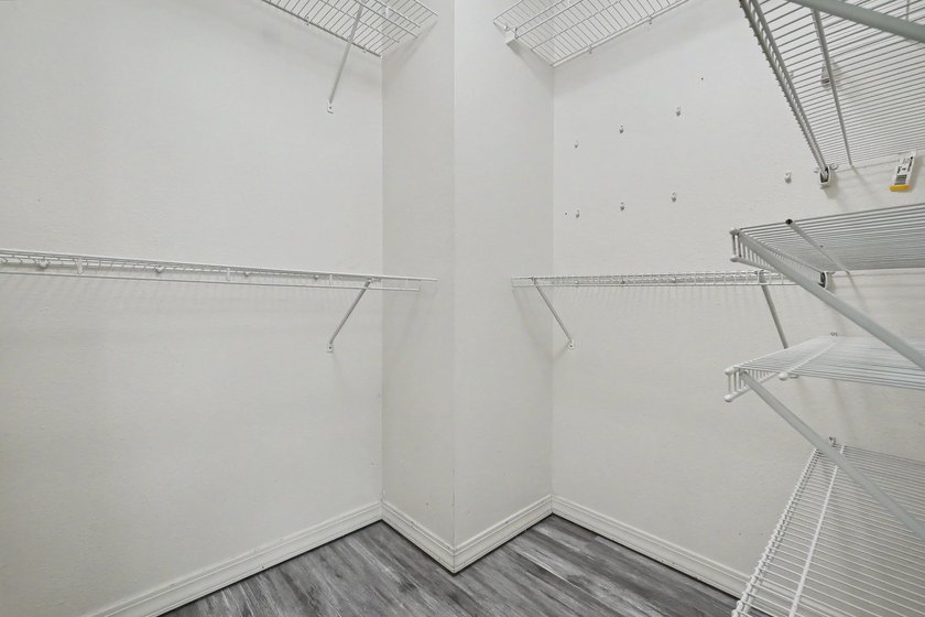 REO. Spacious 4-bedroom, 2-bath home with a screened inground - photo 39