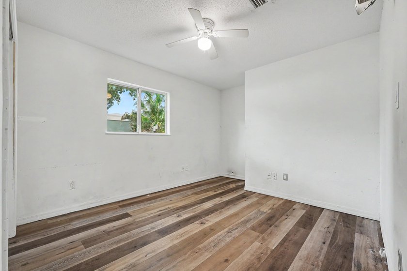 REO. Spacious 4-bedroom, 2-bath home with a screened inground - photo 40