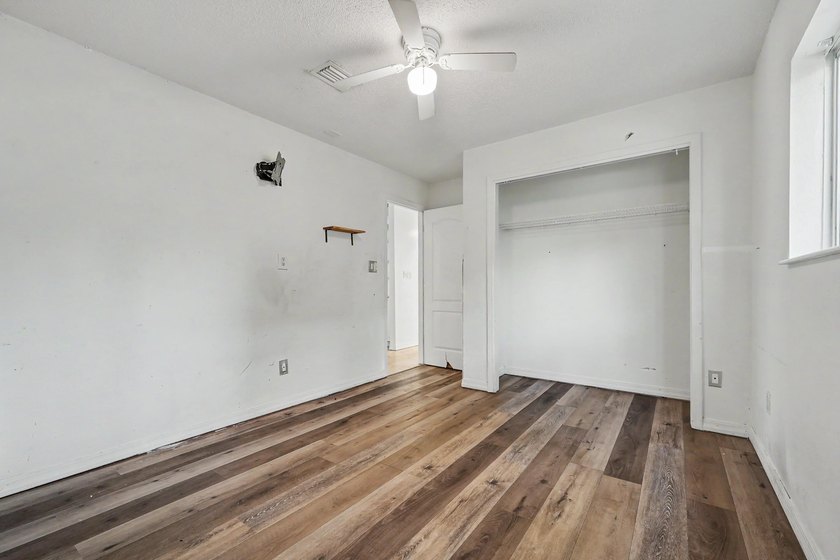 REO. Spacious 4-bedroom, 2-bath home with a screened inground - photo 41