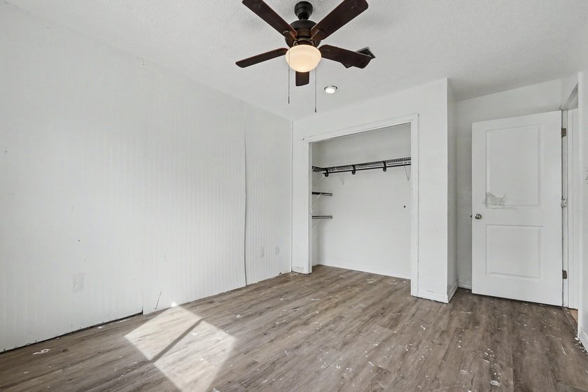 REO. Spacious 4-bedroom, 2-bath home with a screened inground - photo 43