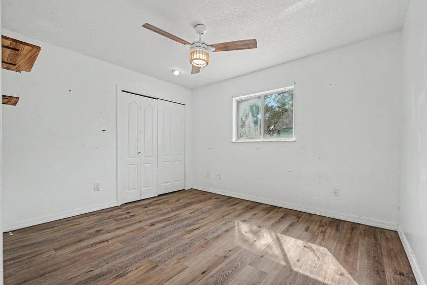 REO. Spacious 4-bedroom, 2-bath home with a screened inground - photo 44