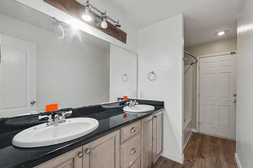 REO. Spacious 4-bedroom, 2-bath home with a screened inground - photo 46