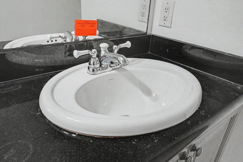 REO. Spacious 4-bedroom, 2-bath home with a screened inground - photo 48