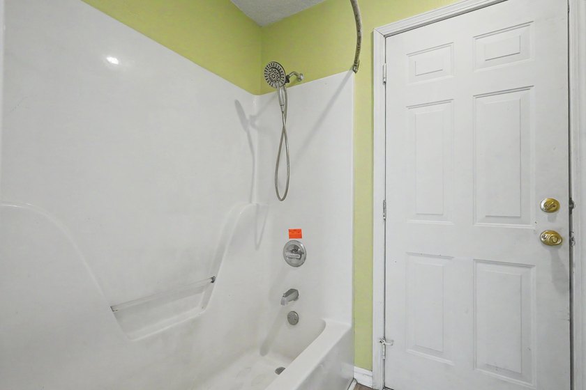REO. Spacious 4-bedroom, 2-bath home with a screened inground - photo 49