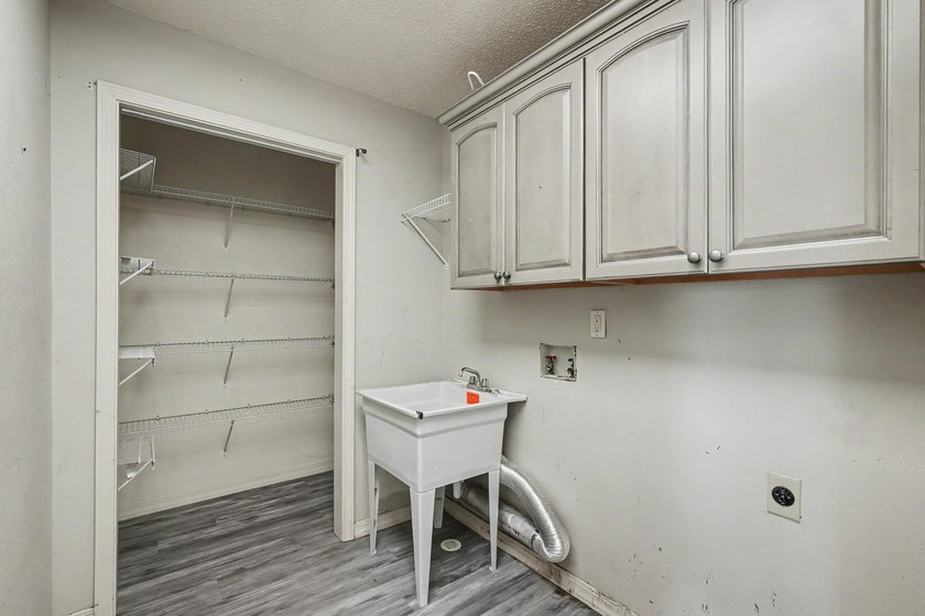 REO. Spacious 4-bedroom, 2-bath home with a screened inground - photo 50