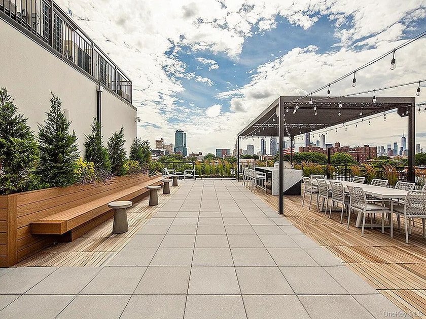 Oversized south-facing 2BR loft with 11' ceilings + private - photo 13