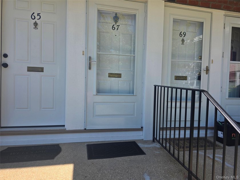 Beautifully updated Studio Co-op in West Babylon. Move right - photo 4