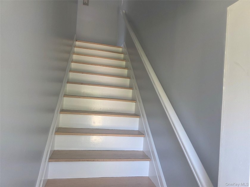 Beautifully updated Studio Co-op in West Babylon. Move right - photo 5