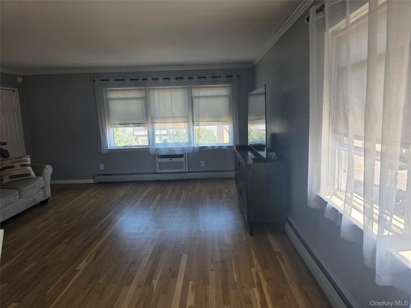 Beautifully updated Studio Co-op in West Babylon. Move right - photo 10