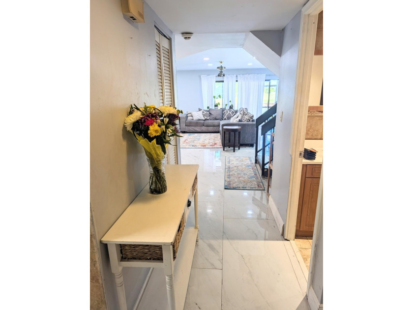 BACK ON THE MARKET! Spacious centrally located townhome in the - photo 2