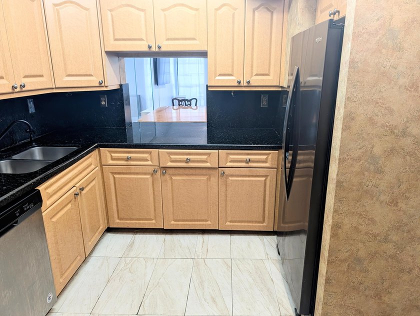 BACK ON THE MARKET! Spacious centrally located townhome in the - photo 3