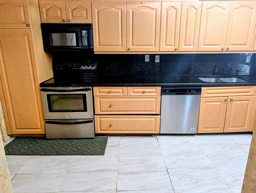 BACK ON THE MARKET! Spacious centrally located townhome in the - photo 4