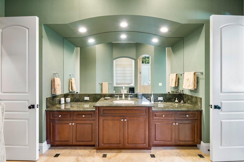 Situated on an expansive oversized lot, this exceptional 6 BD, 7 - photo 31