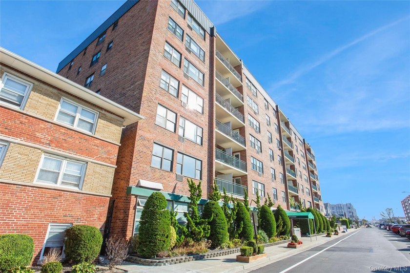 **Welcome to the City by the Sea!** This spacious Junior 4 - photo 2