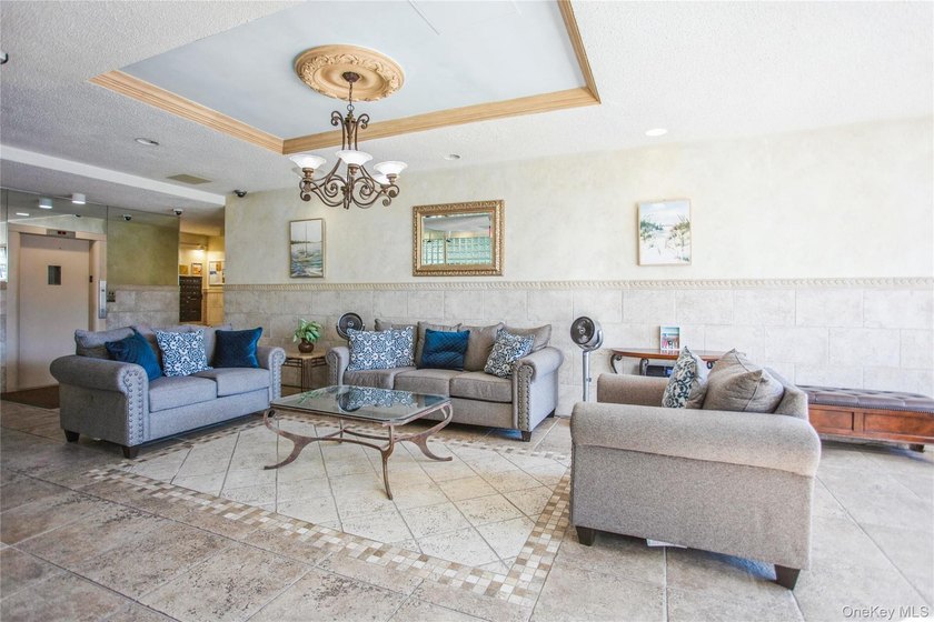 **Welcome to the City by the Sea!** This spacious Junior 4 - photo 3