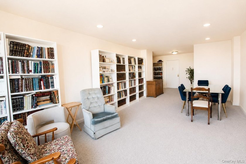 **Welcome to the City by the Sea!** This spacious Junior 4 - photo 4