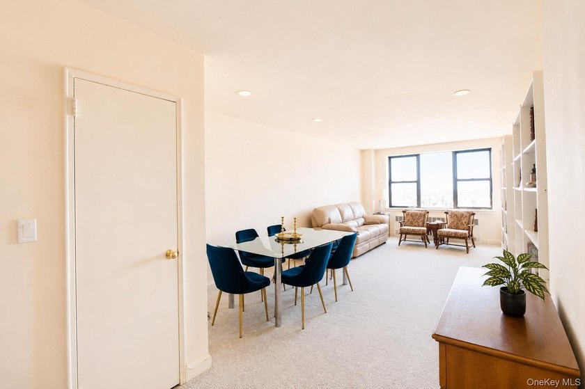 **Welcome to the City by the Sea!** This spacious Junior 4 - photo 7