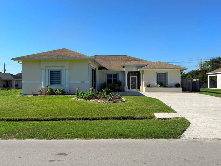 Spacious 3-bedroom, 2-bath in-ground pool home with standout - photo 2