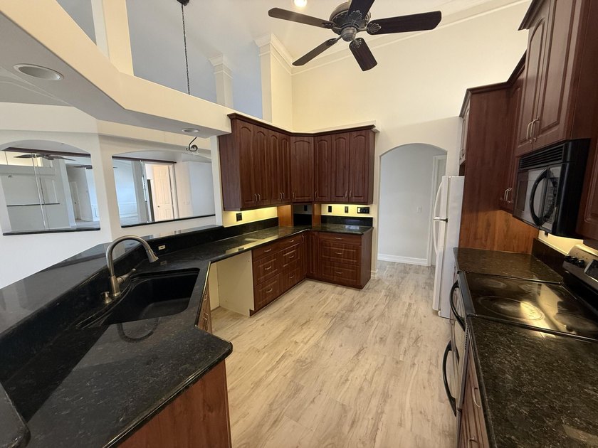 Spacious 3-bedroom, 2-bath in-ground pool home with standout - photo 7