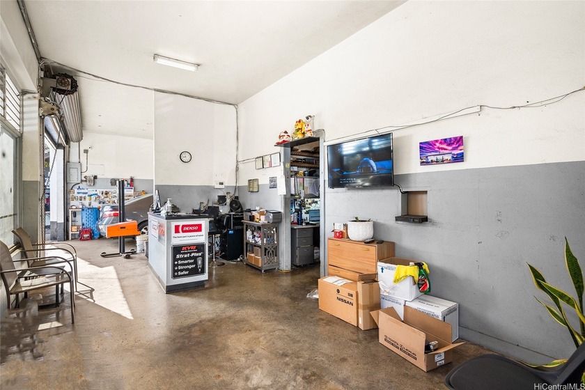 To be sold together with 94-815 Waipahu Street, this BMX-3 zoned - photo 5
