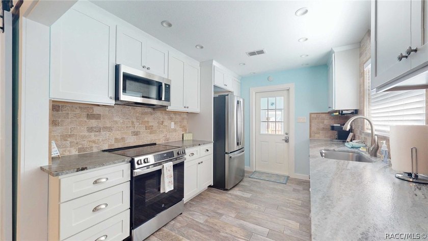 Investment perfection meets a slice of paradise! Located in the - photo 21