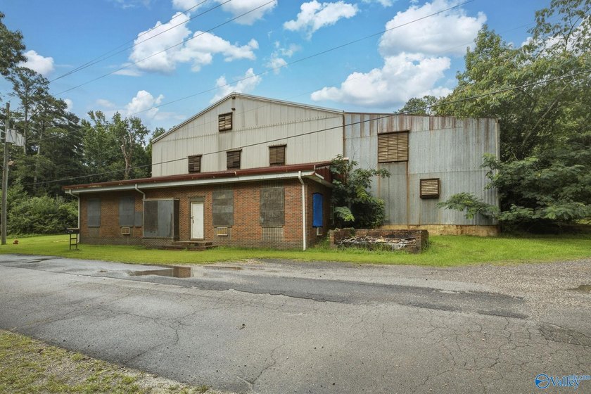 15,332+/- sq ft industrial warehouse situated on 5.49+/- level - photo 3